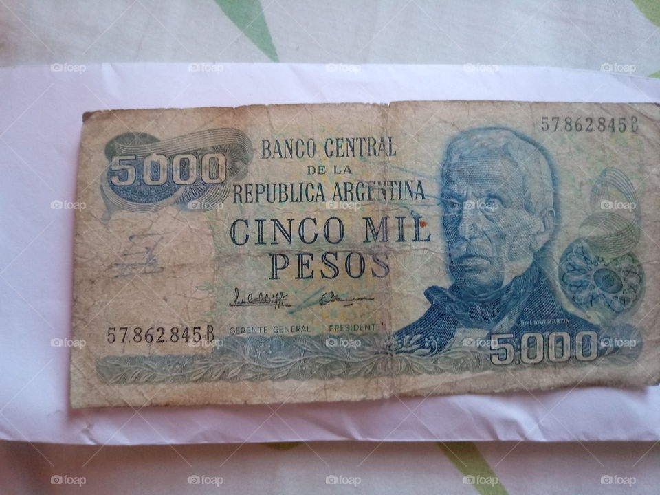 cinco mil pesos argentinos