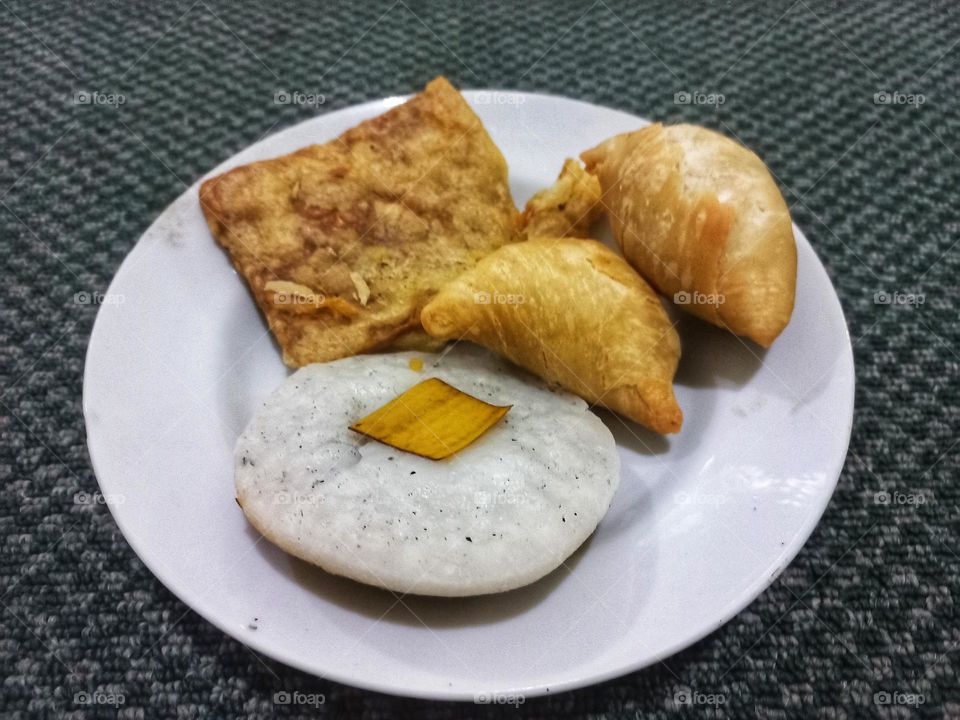 Breakfast food is fried banana sorabi with flour and tempeh with flour