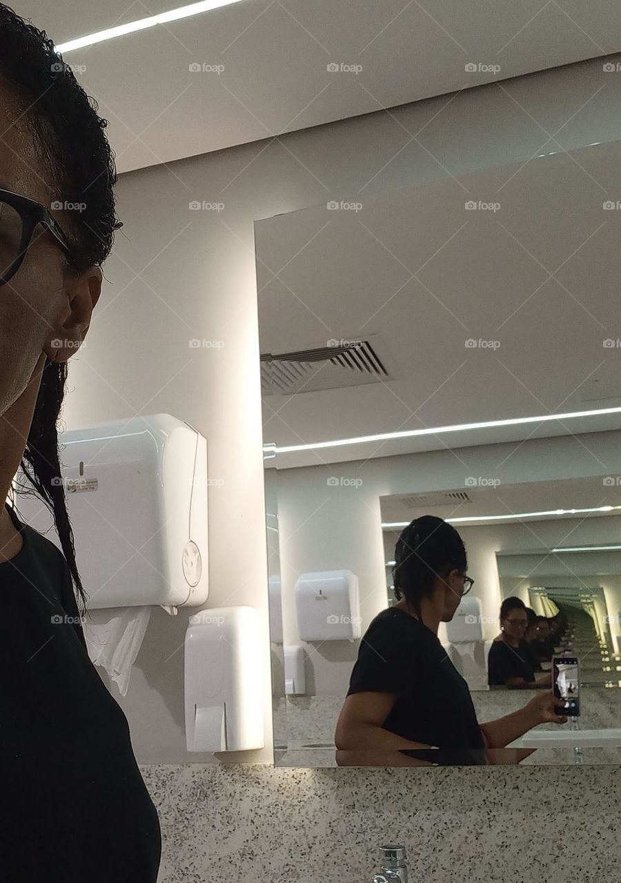 A janela do espelho. O espelho ajuda a iluminar locais muito escuros, quando colocado em locais que refletem  luminosidade ou uma janela