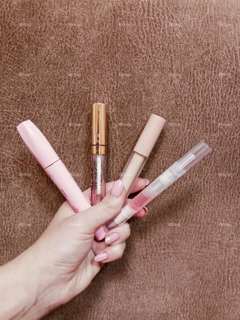 enskaya ruka, kosmetika.
my cosmetics, mascara, concealer, lip gloss, oil, something that I don’t leave the house without, a woman’s hand, cosmetics.