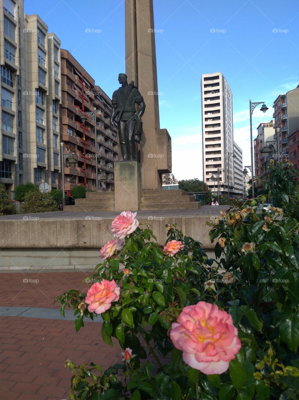 Estatua del labrador y rosas de LOGROÑO