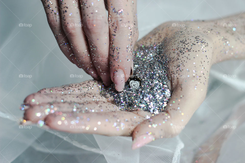 hand glitter clock time wait