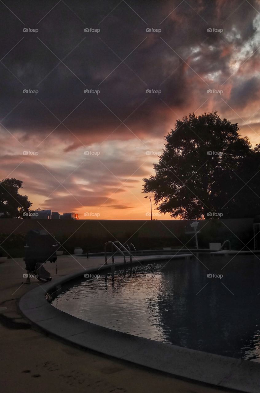 Beautiful sunset at the pool 🌆🌞
