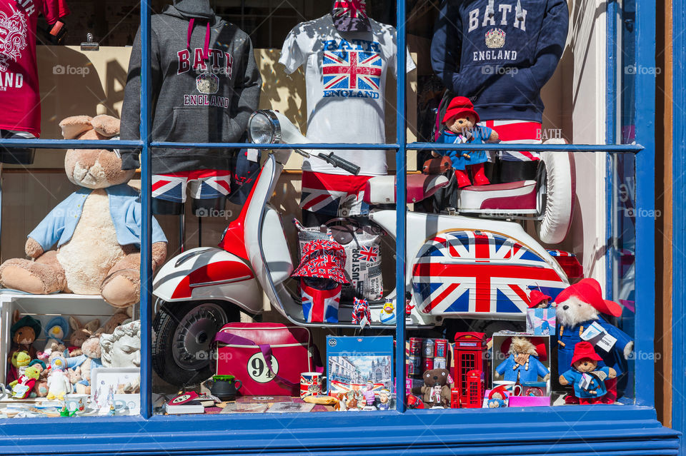 Display window in souvenir shop. Bath town. England.