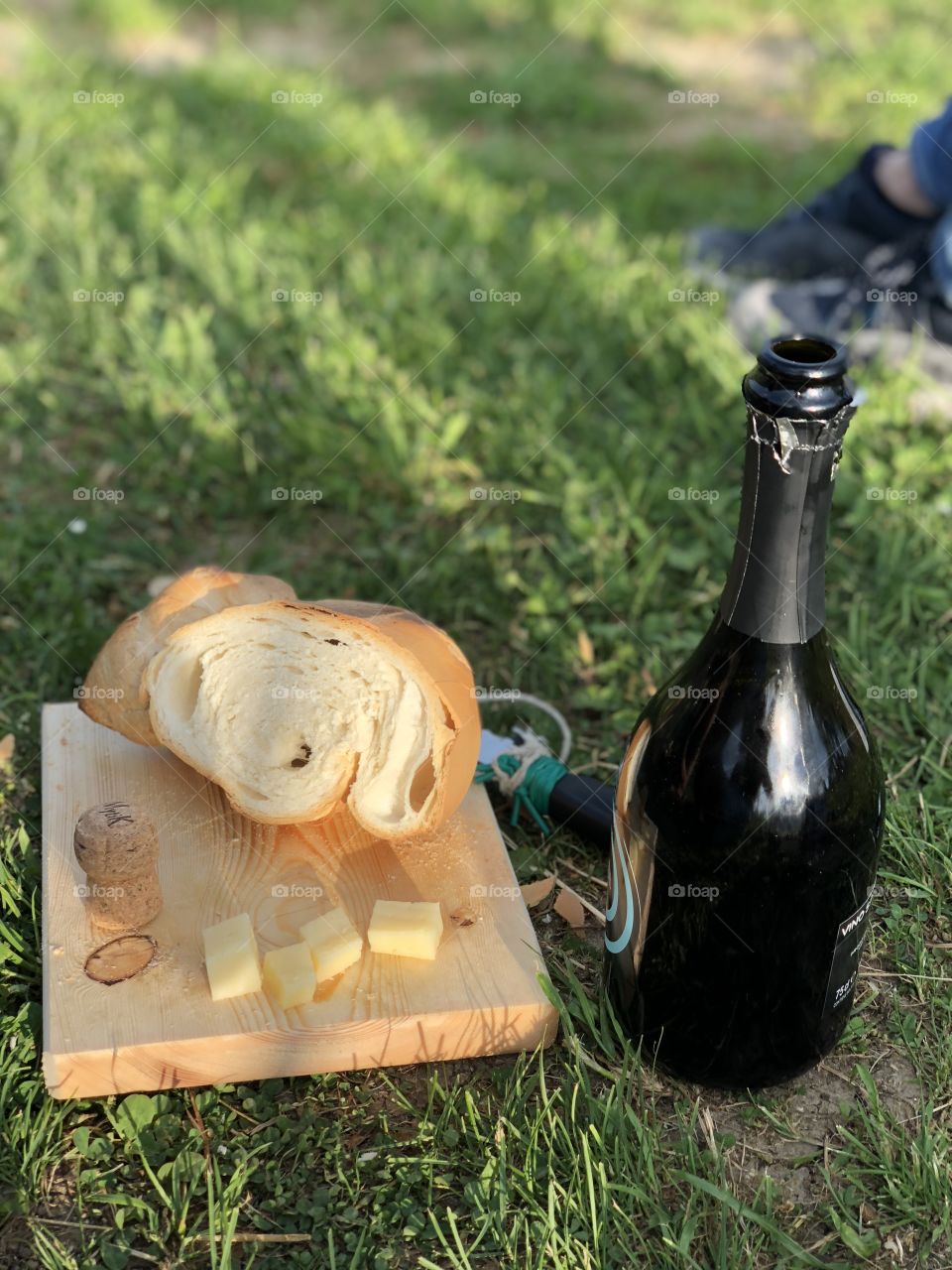 Wine bread and cheese in the Italian vineyards