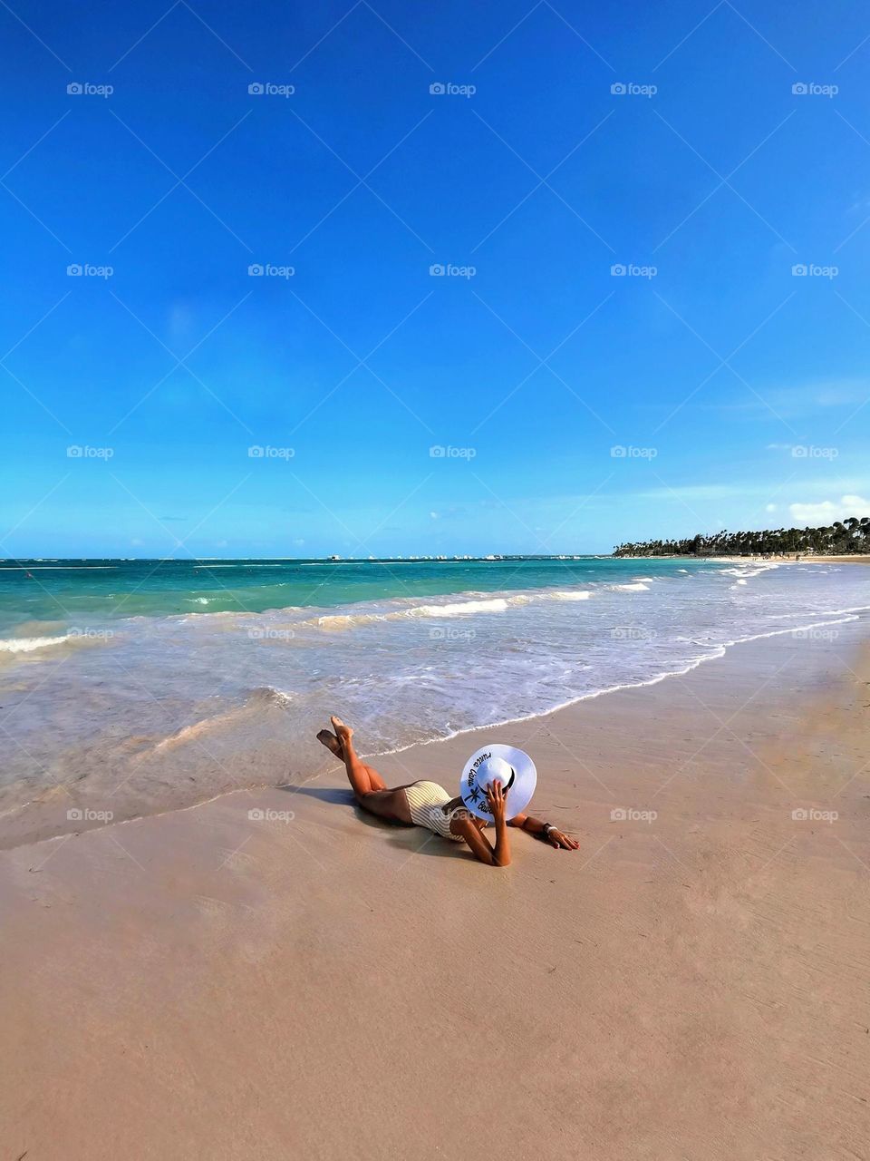 Holiday photography: women on the beach. Relax, sea, sun, sand.