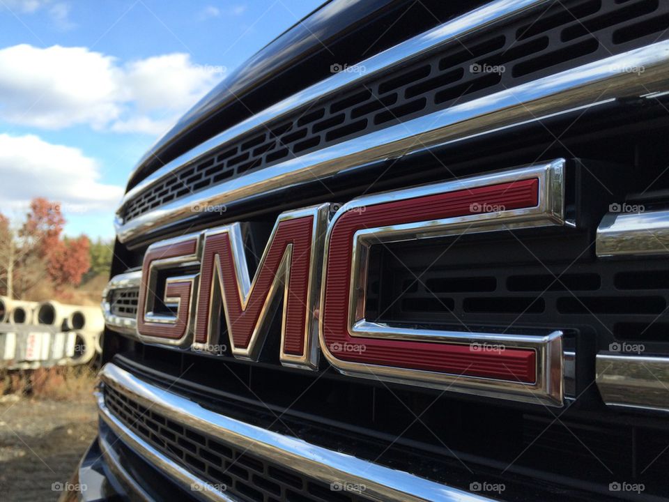 2015 GMC Canyon grille emblem
