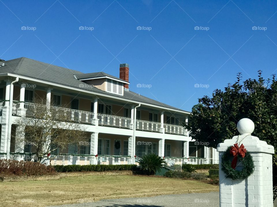 Malbis plantation green wreath on a white brick driveway entrance 