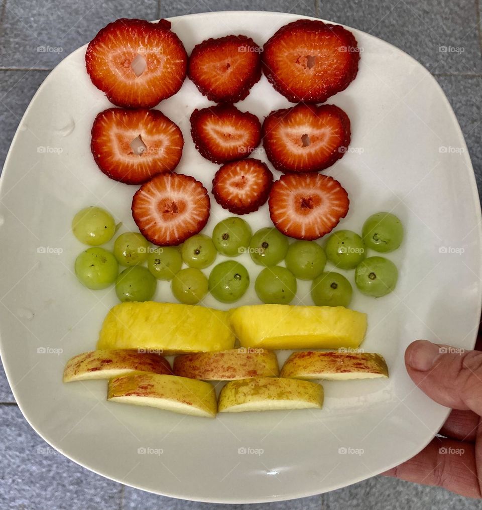 🇺🇸 Delicious fruits for children to be healthy: strawberry, grape, mango and apple.  Who will?  Eat fruit that is good? / 🇧🇷 Frutas deliciosas para a criançada ter saúde: morango, uva, manga e maçã. Quem vai querer? Coma fruta que faz bem?