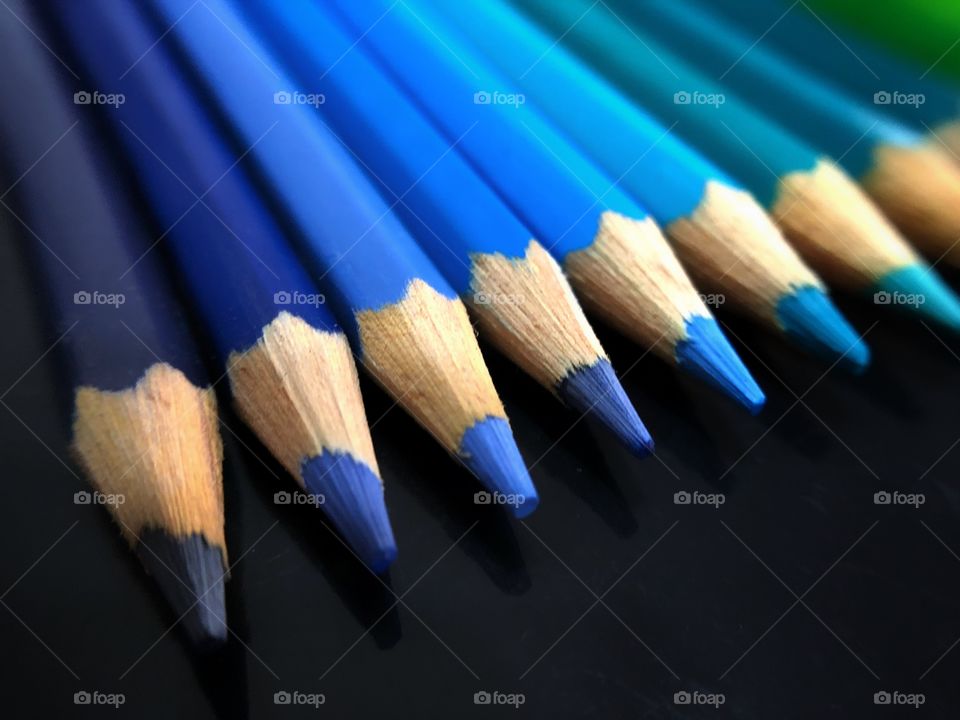 Colored Pencils organized in a chromatic gradient. An explosion of colors and bright.