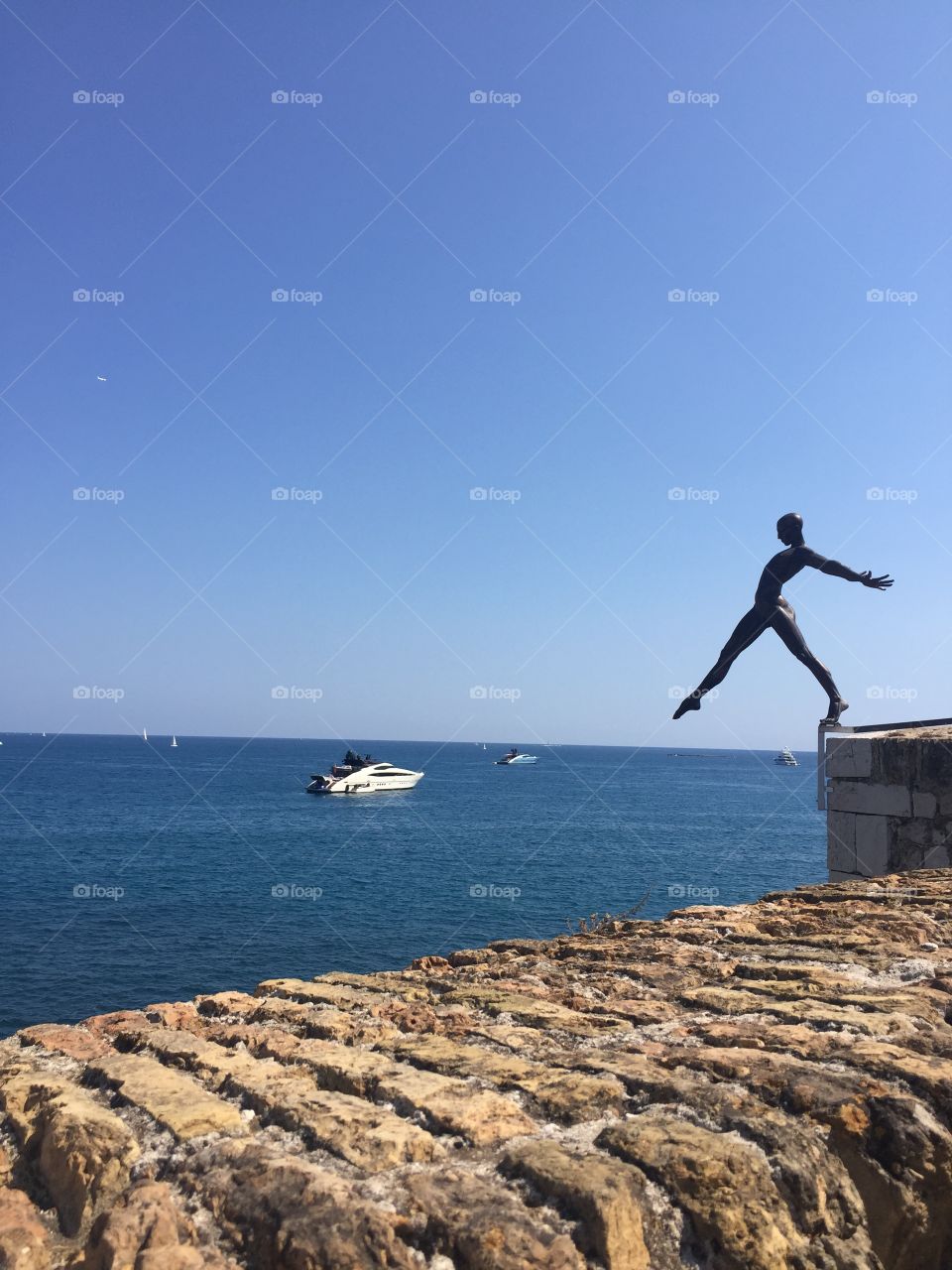Taking a leap of faith. Coastal art in the French Riviera. 