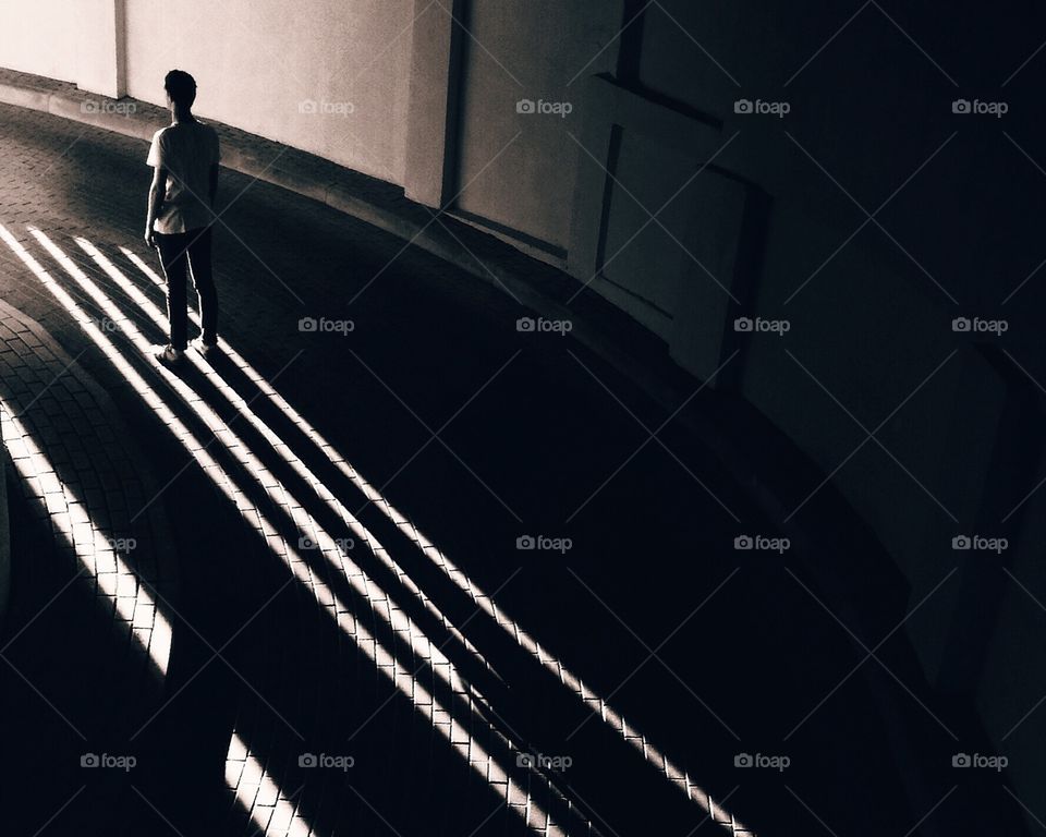 Shadow in the tunnel 