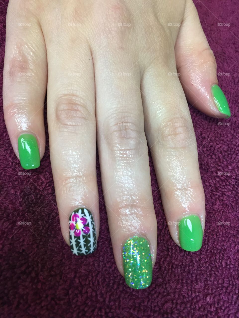 Green manicure with cactus nail art 