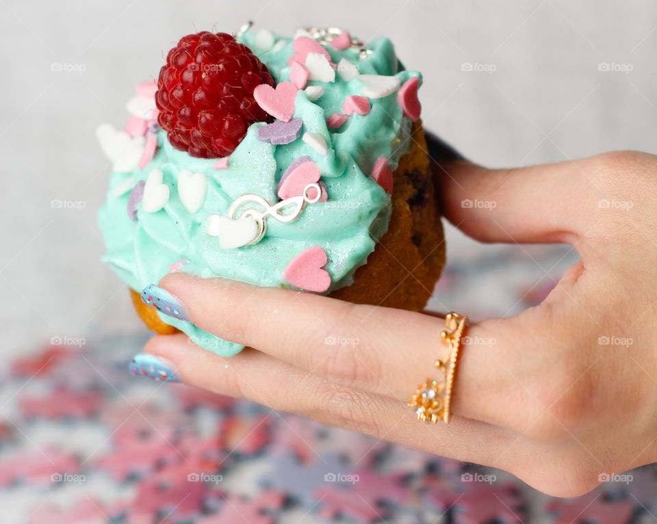cupcake hand