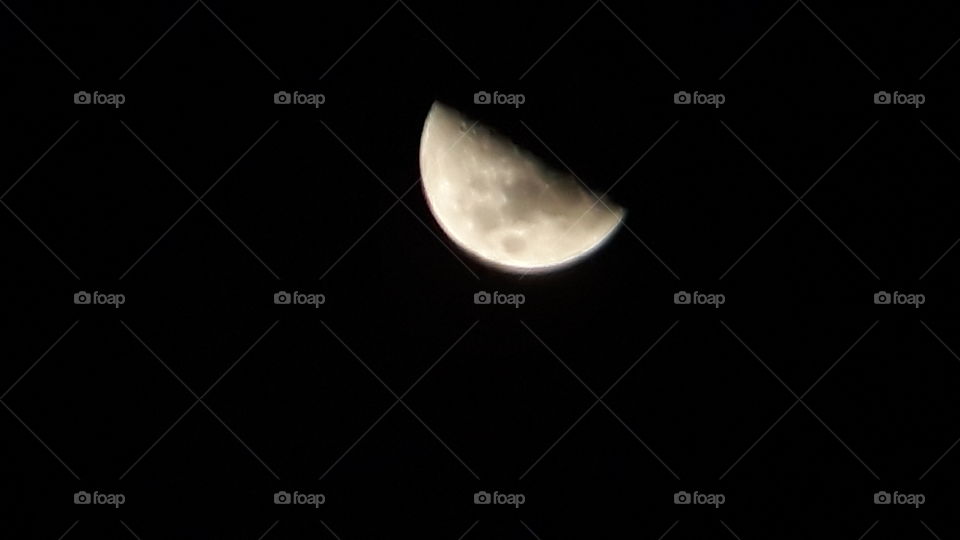 Finalmente! Consegui tirar boas fotos da lua, com o meu celular, uma luneta para smartphone e um tripé.
