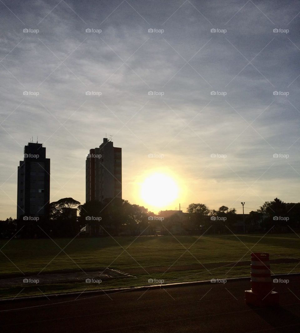 🇺🇸 Urban or Rural? The beautiful image of the day remains for this one: the sun between the buildings in the Jundiai dawn. / 🇧🇷 Urbano ou Rural? A imagem bonita do dia fica para esta aqui: o sol entre os prédios no amanhecer jundiaiense. 