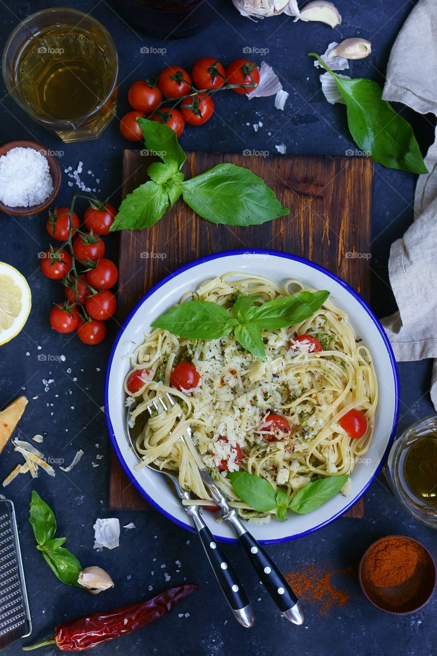 basil pesto and tomatoes pasta