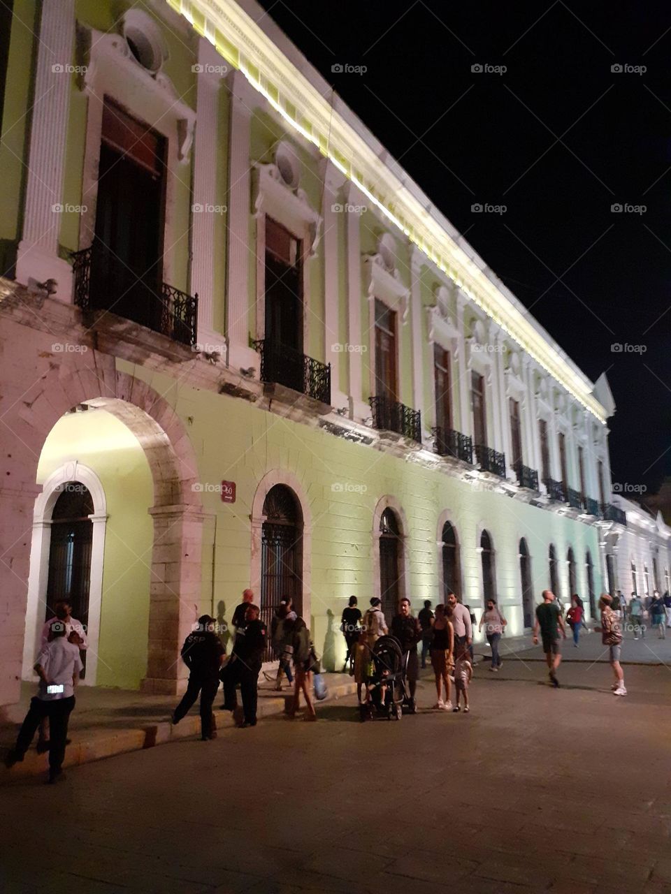 edificio en la noche