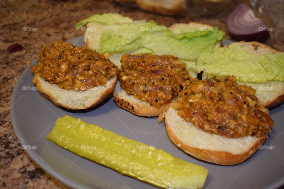 Vegan pulled pork sliders