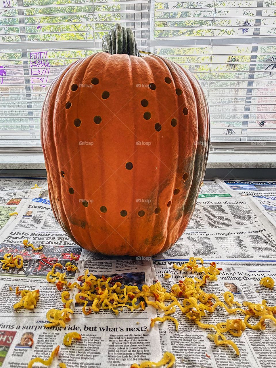 Carving pumpkins with a drill, making a squirrel pumpkin, feeding the squirrels and decorating for Halloween, unique Halloween decorations, carving pumpkins in different ways, pumpkin face 