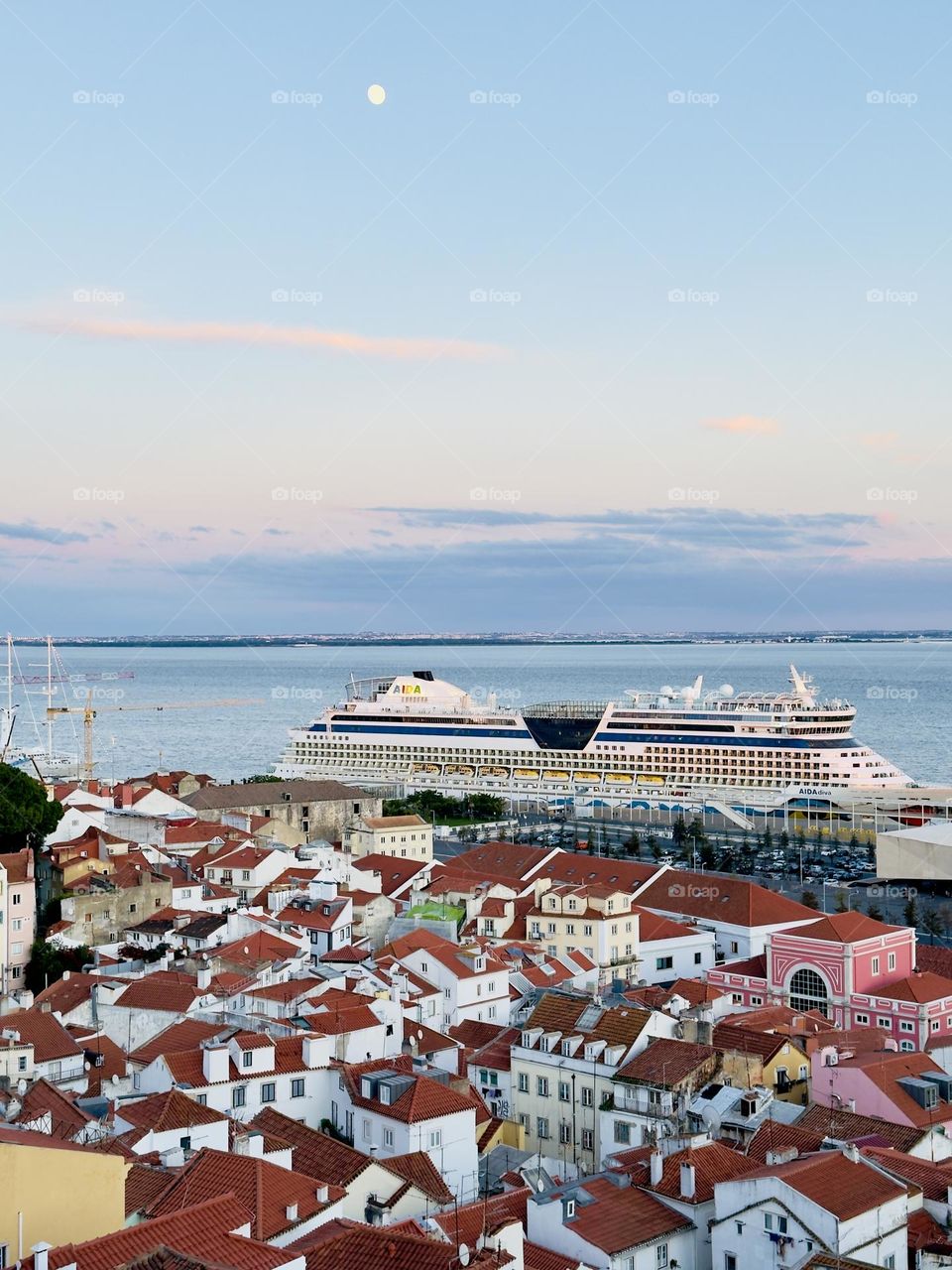 Lisbon’s colorful roofs paint the cityscape with a warm, sunlit charm 😍