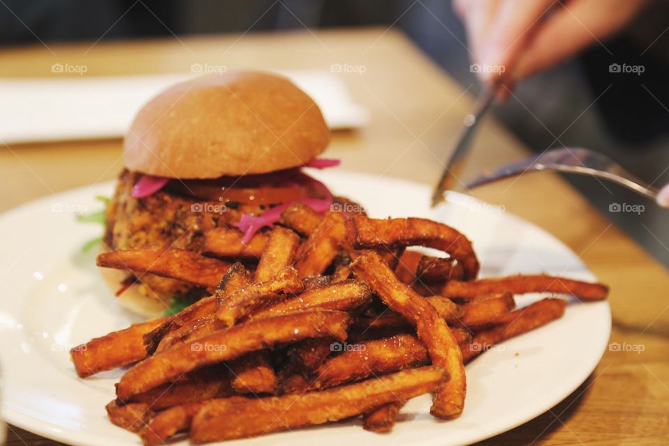 Hamburger with sweet potato fries 