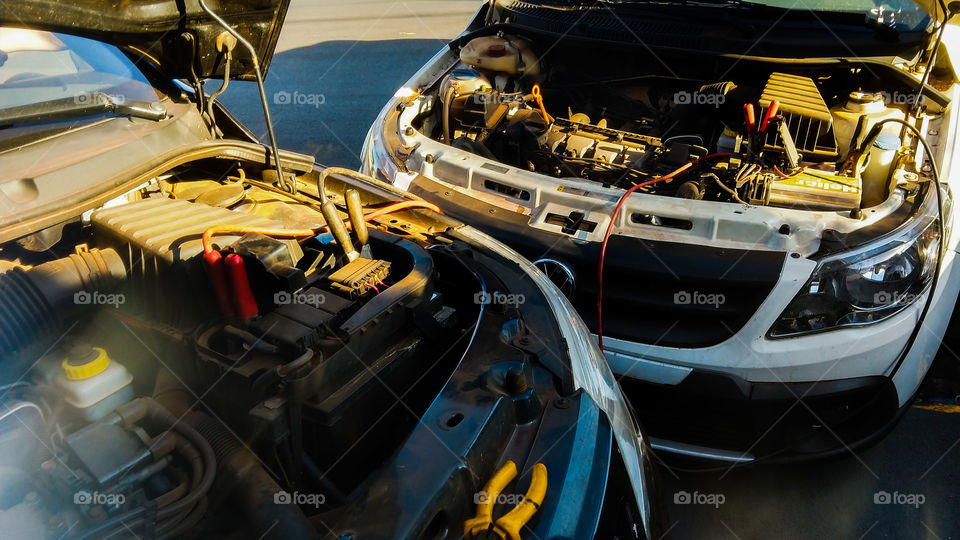 Carros, motores, capôs abertos, oficina, defeitos.