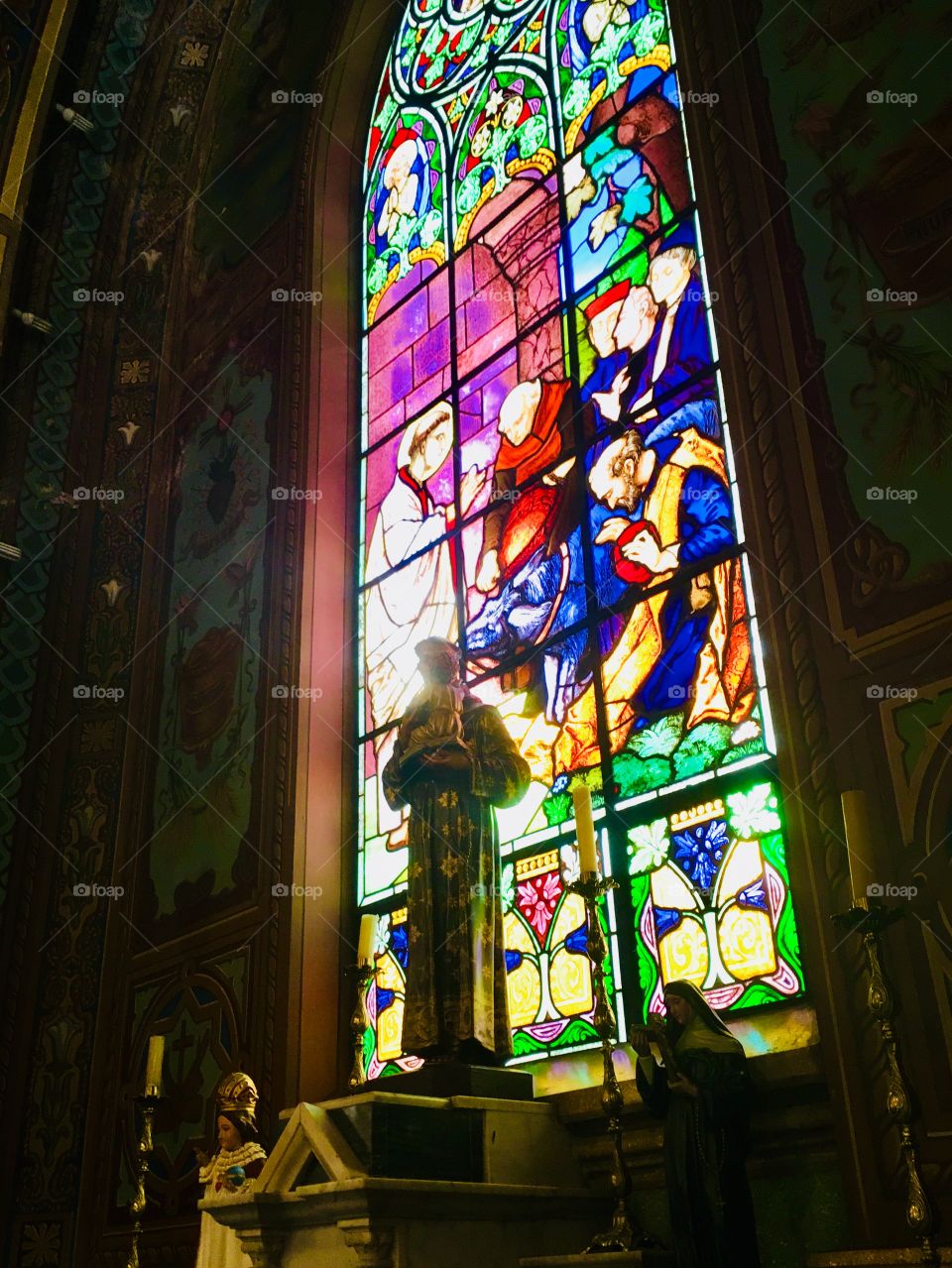 Altar dedicado a Santo Antônio, juntamente com o vitral com sua lembrança (Catedral Nossa Senhora do Desterro - Jundiaí/ SP). 