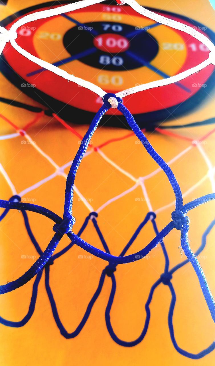 Canasta Red azul sobre fondo amarillo