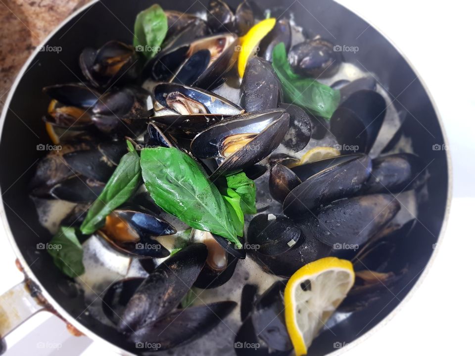 Cooking blue mussels