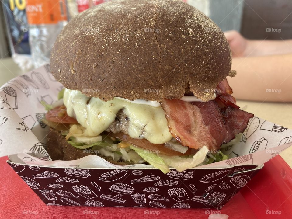 🇺🇸 A delicious hamburger with bacon on Australian bread!  Hmm… delicious… who wants a piece? / 🇧🇷Um delicioso hambúrguer com bacon em pão australiano! Hum… que delícia… quem quer um pedaço?