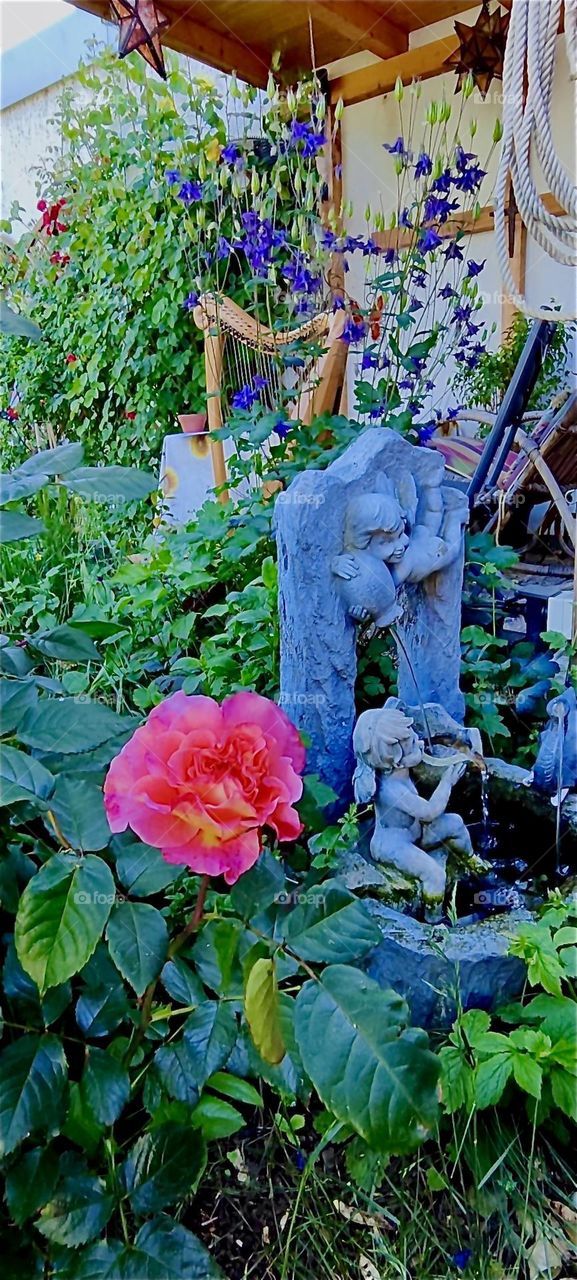 The angel fountain is but one novel item in this garden in rural „Bavaria“, Germany but an incredibly cute one and the water makes a soothing sound as it flows through its course. 2024. Hypnotic Productions