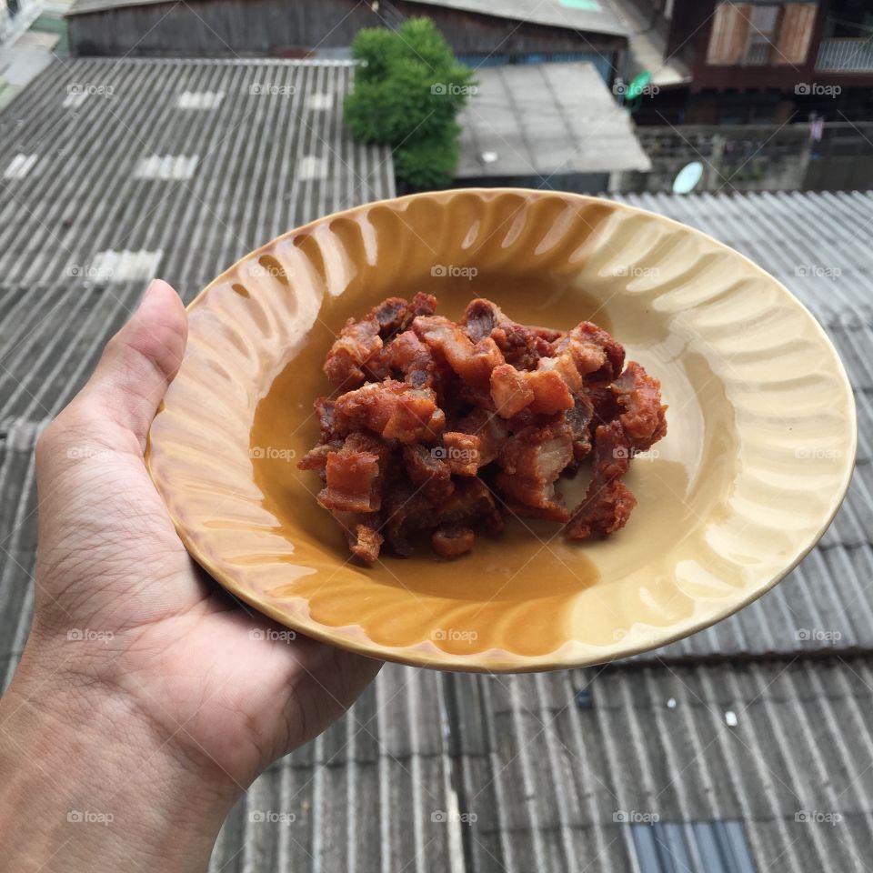 Fried pork in the dish with my left hand, delicious 