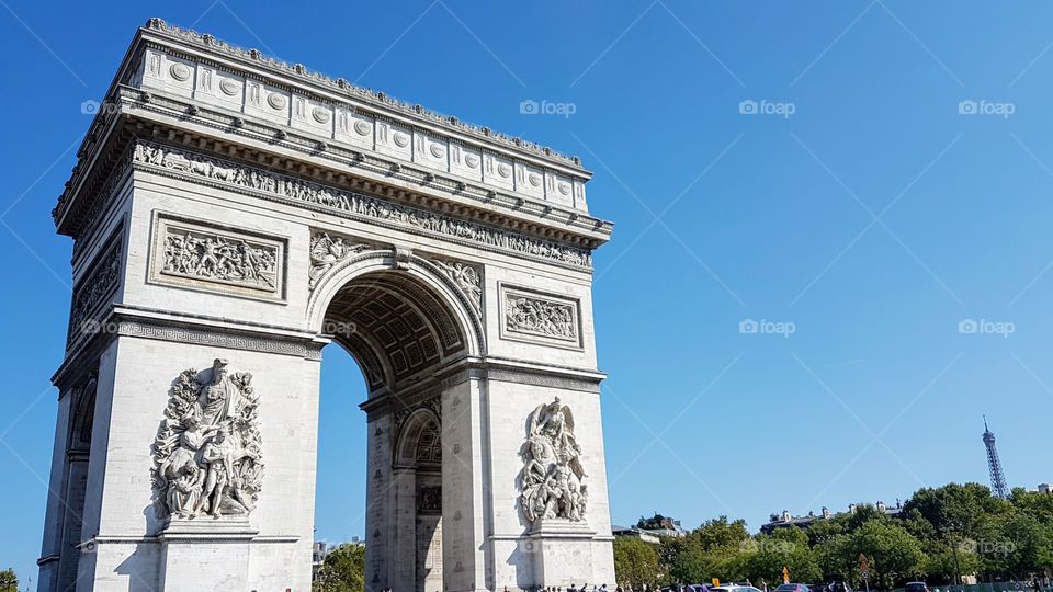 Superb view on 2 iconic Paris landmarks in single shot