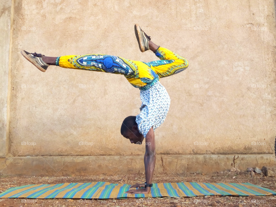 The most yoga pose I usually practice, hand stand. 🤸🏿‍♂️