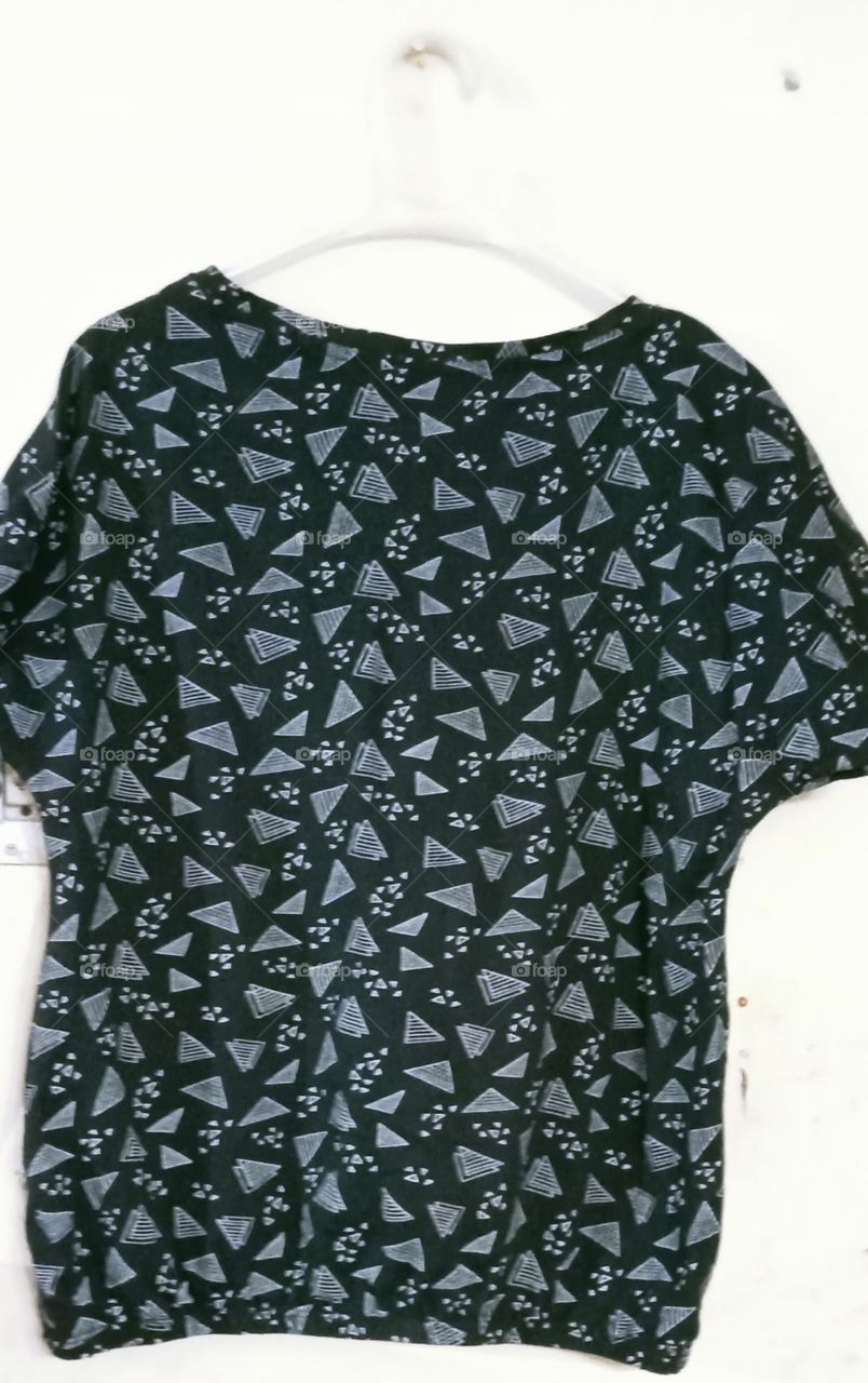 Beautiful top I purchased from online shopping platform. White colour geometry traingle shapes design is on this black colour top. so many triangles made beautiful look to this top.