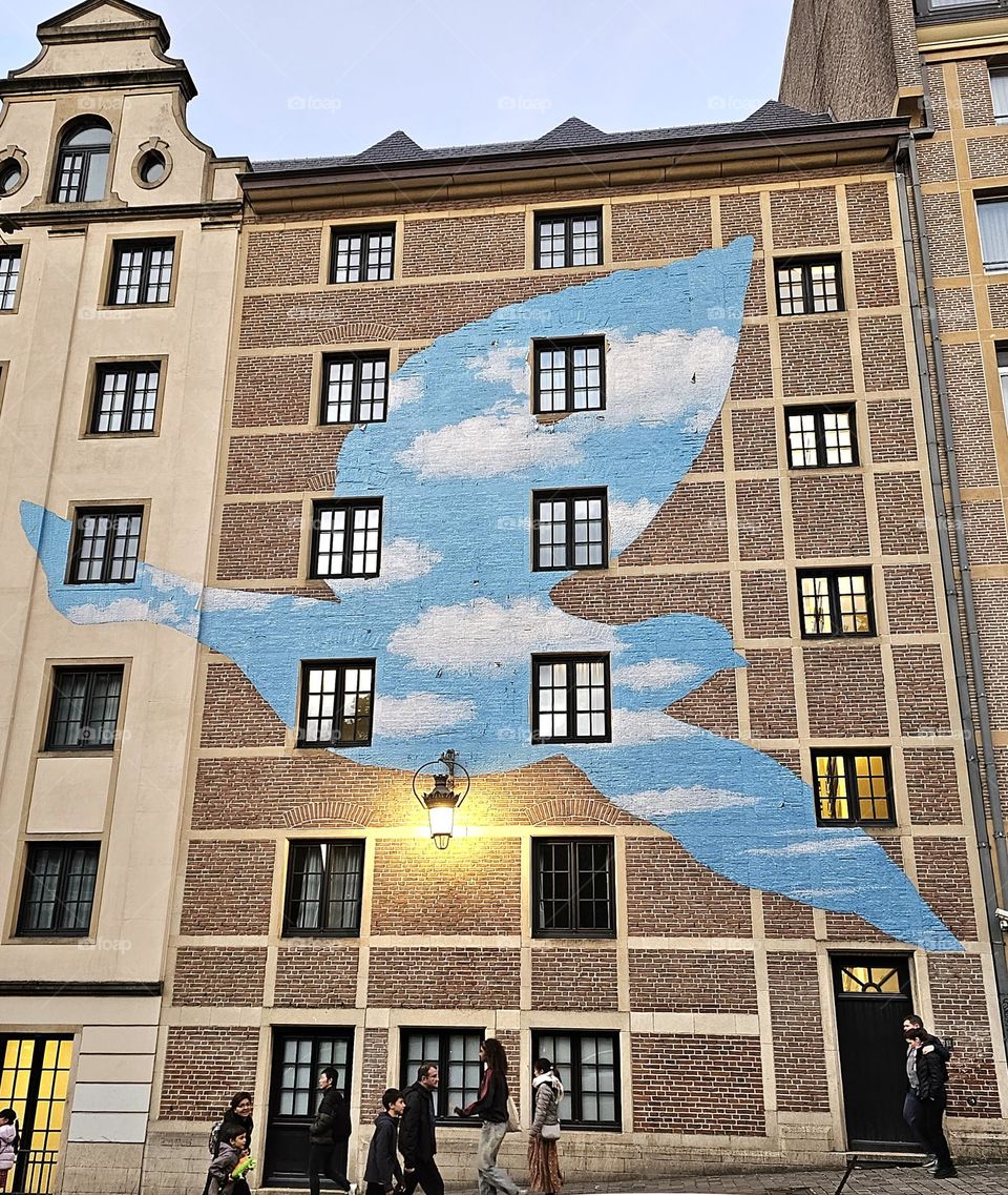 façade avec dessin de Magritte
