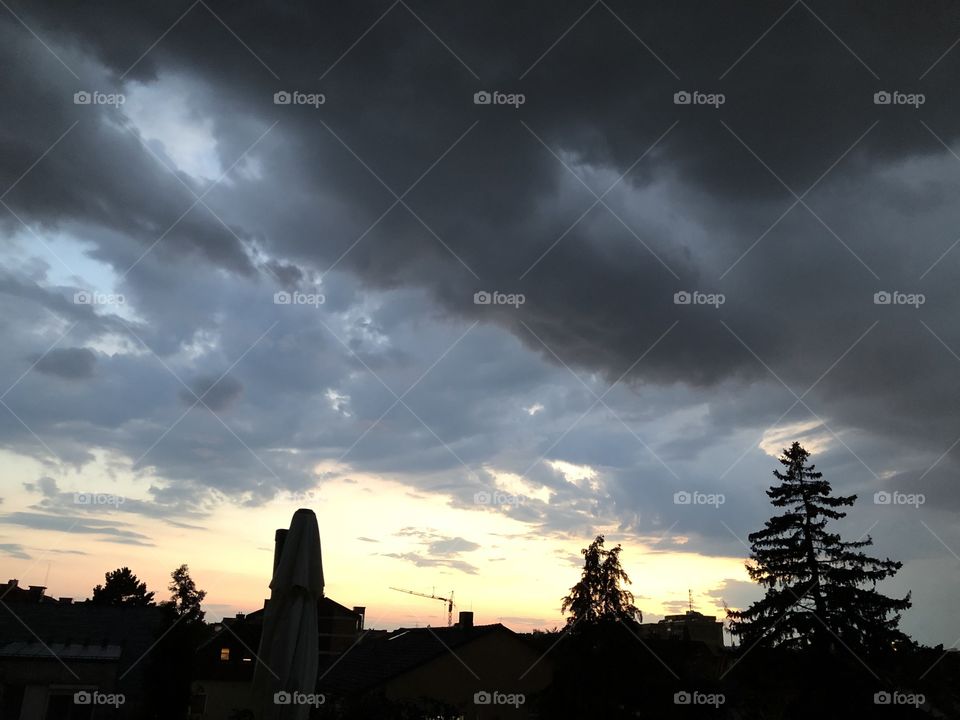 beginning thunderstorm