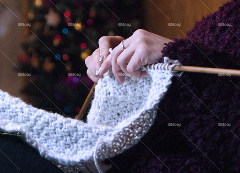 she knits on spokes