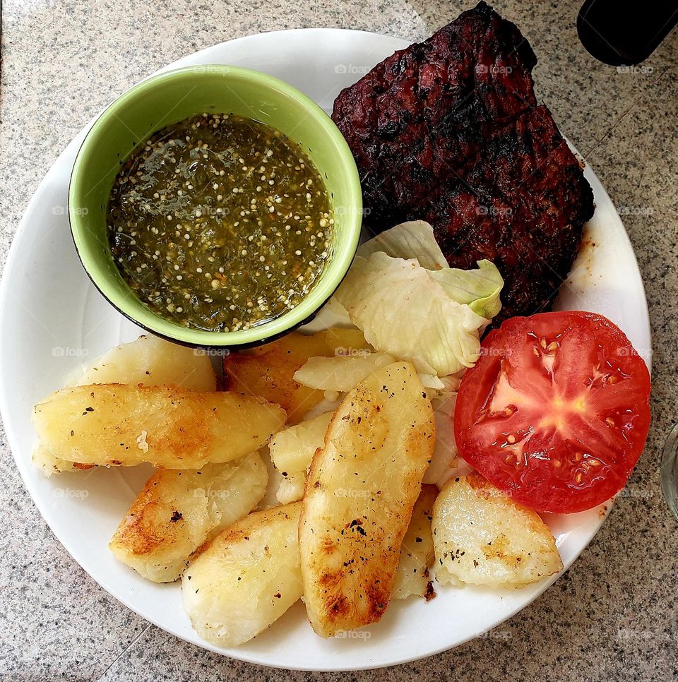 Carne asada con papas asadas deliciosa comida para compartir juntos  en familia en tiempo de unión paz y amor ❤️