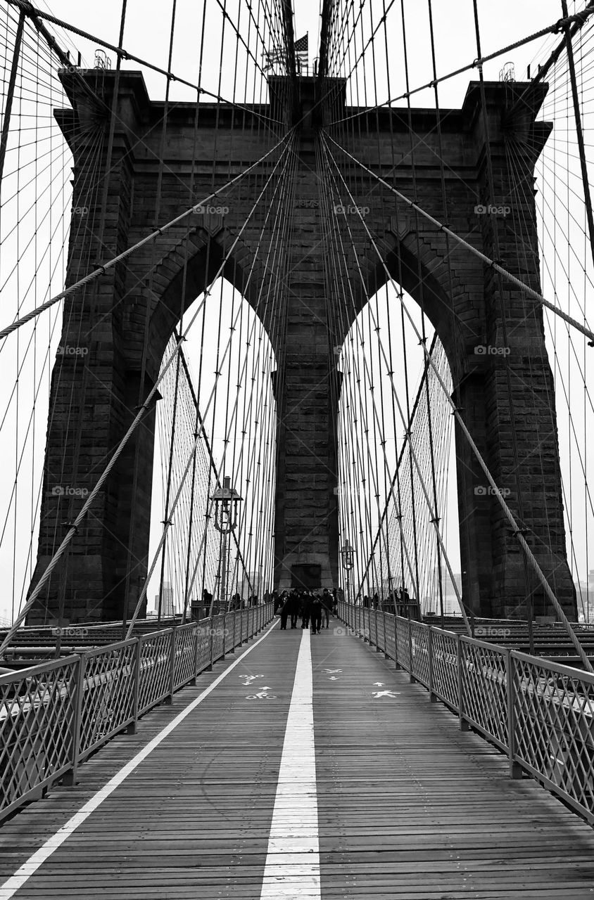 the architectural symmetries of the brooklyn bridge, New York, US, architecture in black and white 