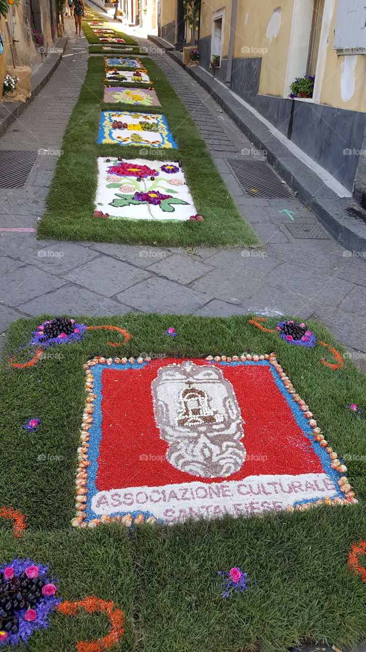 infiorata tra fiori e frutta a Sant'Alfio (CT)