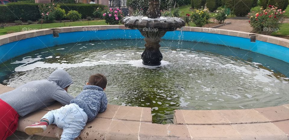 kids over fountain