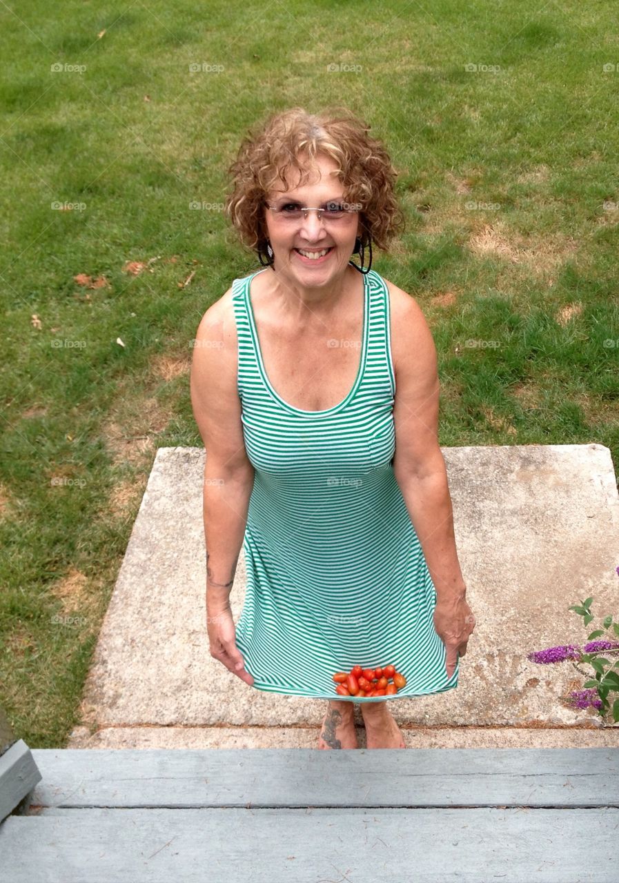 Senior woman holding fruits in hand