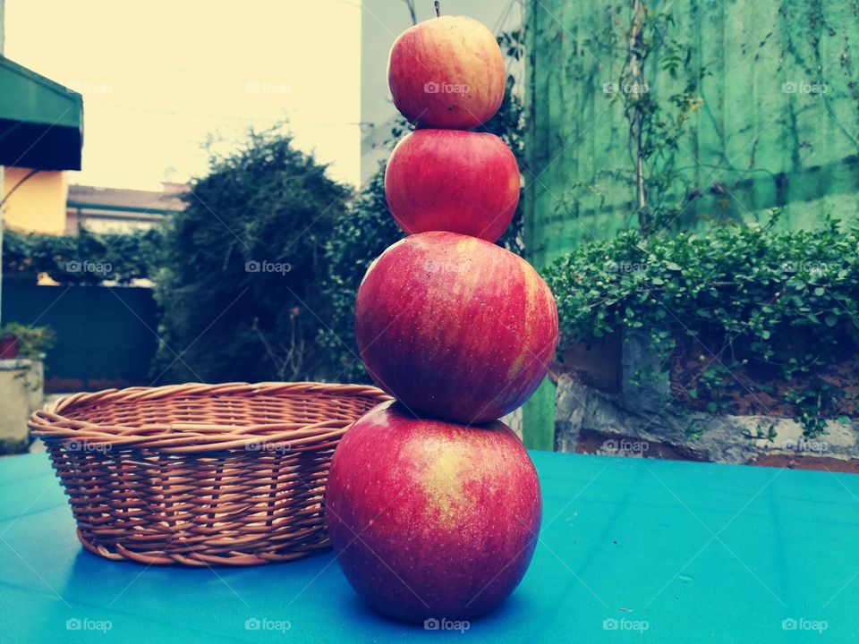 apple family column vertical design, basket
