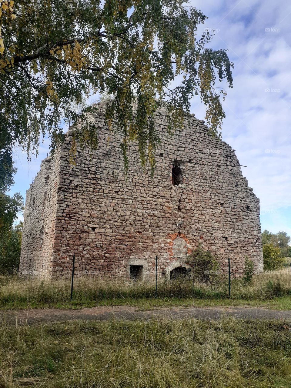 Руины Пороховой башни в крепости Дюнамюнде