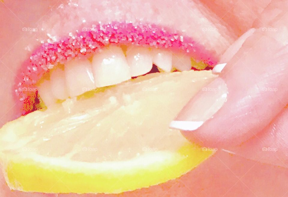 Lemon slice and pink sugar lips for a bright color!