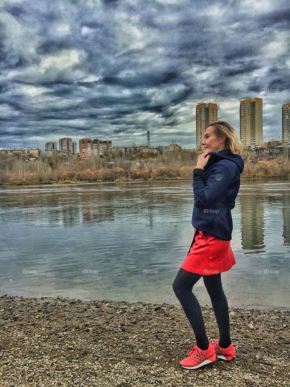 девушка гуляет осенью около реки