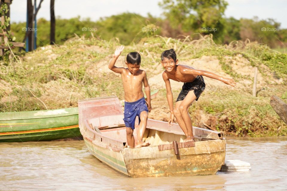 alegria niños camboyanos aldea flotante