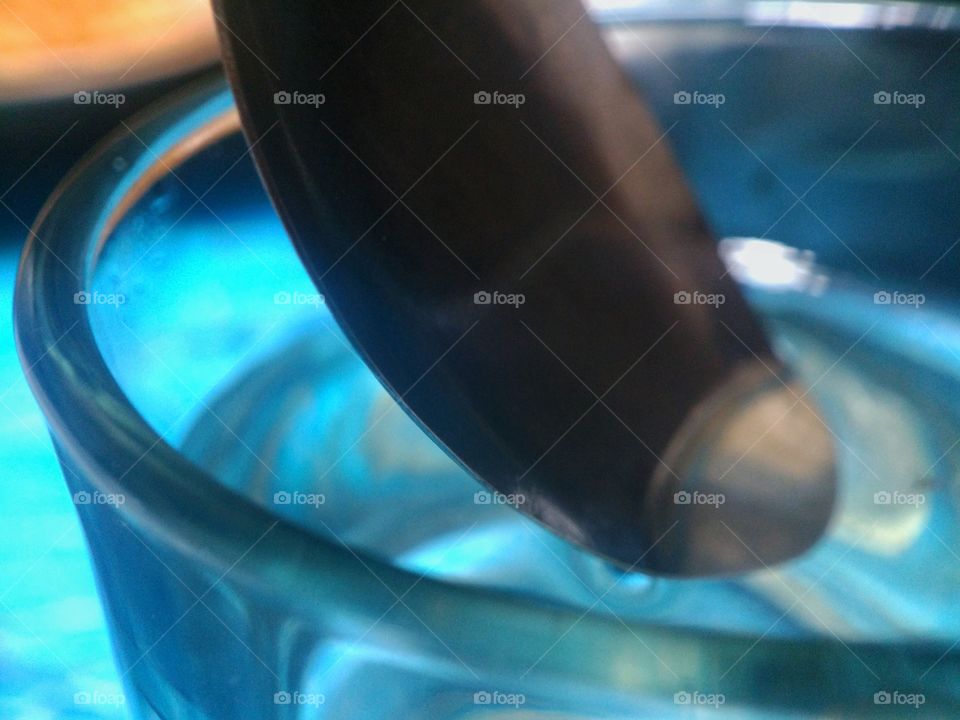 sendok dan sebelas air putih